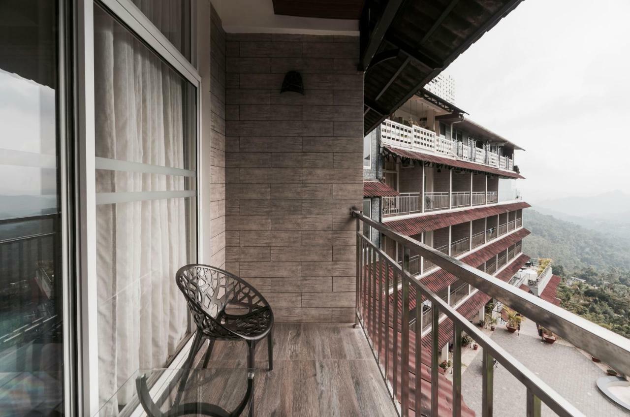 Отель The Panoramic Getaway Муннар Экстерьер фото A balcony
